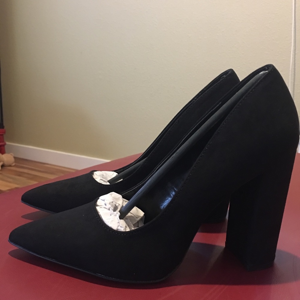 Block heel nubuck pump